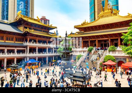 Shanghai, Chine - mai 2019 : intérieur du célèbre temple bouddhiste Jing an à Shanghai, Chine. Journée ensoleillée. Banque D'Images