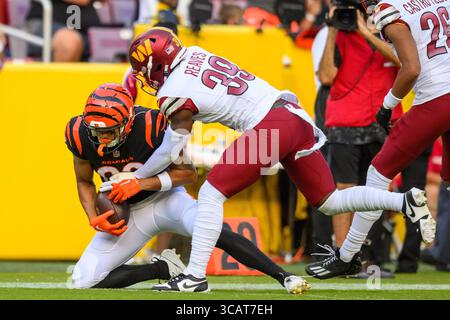26 août 2023 : Andrei Iosivas (80), receveur des Cincinnati Bengals Wide, fait une prise sur la sécurité des Washington Commanders Jeremy Reaves (39) pendant le match de la NFL entre les Cincinnati Bengals et les Washington Commanders à Landover, MD. Reggie Hildred/CSM (image crédit : © Reggie Hildred/CSM via ZUMA Press Wire) Banque D'Images