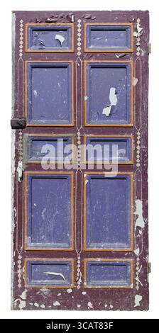 La vieille porte en bois cassée de la maison de village en ruine a été peinte en violet et rouge. Isolé sur blanc Banque D'Images