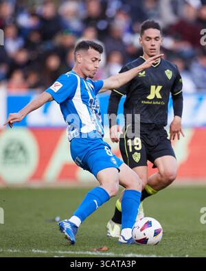 5 novembre 2023, VITORIA, ALAVA, ESPAGNE : Antonio Blanco de Deportivo Alaves concourt pour le ballon avec Sergio Arribas de UD Almeria lors du match LaLiga EA Sports entre Deportivo Alaves et UD Almeria au stade Mendizorroza le 5 novembre 2023, à Vitoria, Espagne. (Crédit image : © Ricardo Larreina/AFP7 via ZUMA Press Wire) Banque D'Images