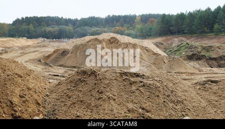 Montagnes de sable dans la forêt sur le site de construction de nouveaux systèmes urbains d'assainissement. Vue panoramique collage à partir de plusieurs photos de plein air d'automne Banque D'Images