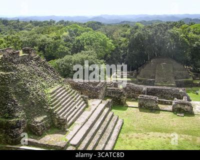 Plan en angle élevé montrant l'ancien site archéologique maya nommé Caracol situé au Belize en Amérique centrale Banque D'Images
