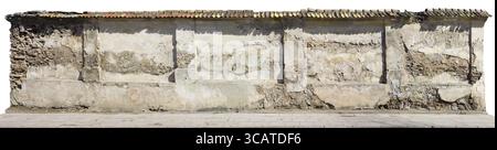 Fragment du mur du monastère centenaire détruit. Collage panoramique isolé à partir de plusieurs photos. Matin ensoleillé de printemps Banque D'Images