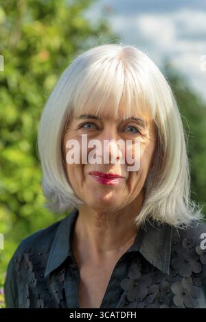 Portrait, femme âgée, plus de 70 ans, vue caméra, yeux, bleu, amical, affectueux, cheveux, demi-longueur, blanc, soleil Banque D'Images