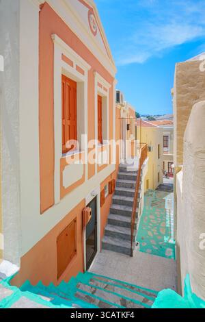 Ruelle peinte colorée, Chorio, île de Symi, îles du Dodécanèse, Grèce Banque D'Images