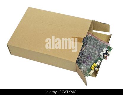 Pièces de rechange et composants vidéo électroniques emballés dans un sac rouge souple et une boîte en carton. Isolé avec macro industrielle patch Banque D'Images