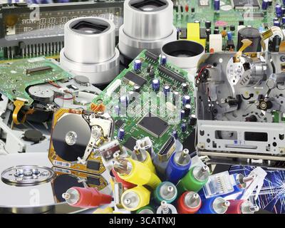 Les cartes de circuit imprimé et les pièces de rechange électroniques du fond de collage des appareils numériques modernes. Production de masse Banque D'Images
