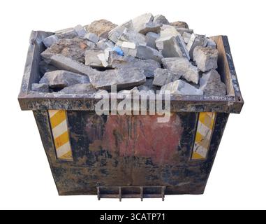 Grand récipient en acier rouillé chargé avec des fragments de béton et de pierres de construction. Isolé avec patch Banque D'Images