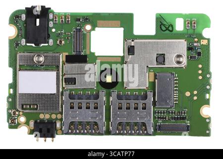 Circuit imprimé d'un appareil électronique de la production de masse avec des connecteurs de carte mémoire et les prises vidéo audio. Isolé sur un plan macro studio blanc Banque D'Images