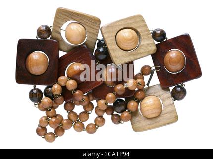 Perles femelles faites maison sont faites de cubes simples en bois de noix de chêne et de boules. Isolé sur plan macro blanc Banque D'Images