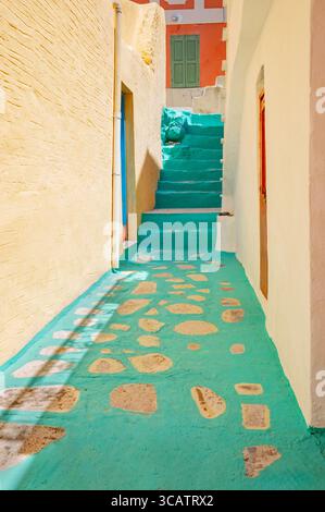 Ruelle peinte colorée, Chorio, île de Symi, îles du Dodécanèse, Grèce Banque D'Images