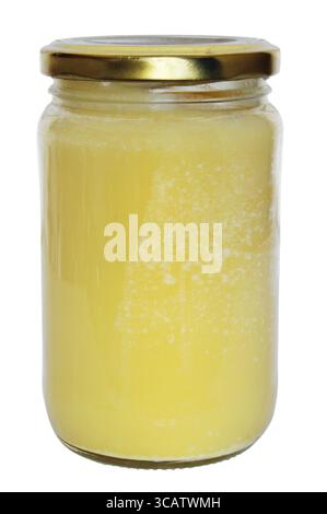 Ma mère âgée verse le miel rural réel pour le petit-déjeuner dans un bocal en verre et se ferme avec un couvercle hermétique. Isolé sur blanc avec patch Banque D'Images