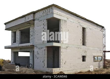 La construction d'une maison rurale inachevée sans nom à partir de briques blanches, de sable et de béton. Isolé sur un objet extérieur blanc Banque D'Images