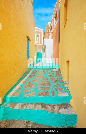 Ruelle peinte colorée, Chorio, île de Symi, îles du Dodécanèse, Grèce Banque D'Images
