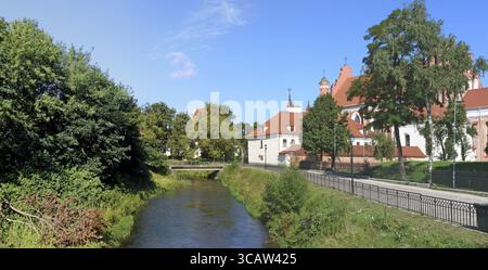 L'arrière de l'historique église de Sainte Anne à Vilnius, Lituanie. Vue depuis le côté de la berge de la rivière Vilnele. Collage panoramique à partir de la se Banque D'Images