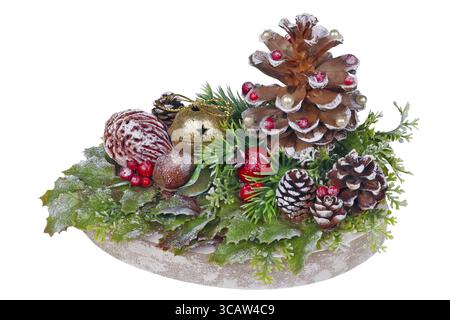 Sapin fait maison de Noël dans un style rustique fait des baies rouges de pomme de pin et souche de bouleau. Isolé sur blanc studio macro Banque D'Images