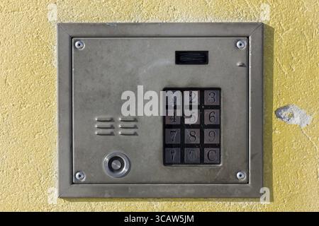 Serrure électrique stallnoy vieille porte avec clavier numérique gros plan - concept Door Guardian. Plein air, journée ensoleillée Banque D'Images