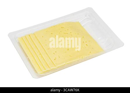 Cent cinquante grammes de fromage rural finement coupé dans le récipient en plastique standard. Teneur en matières grasses du fromage - cinquante pour cent. Isolé avec patch Banque D'Images