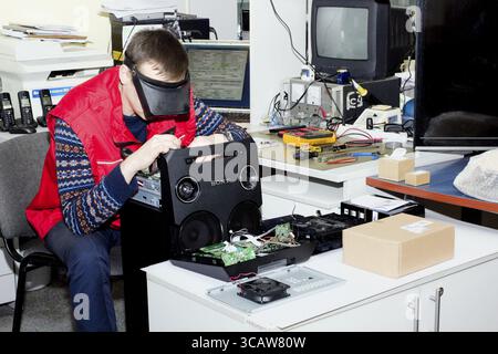 VILNIUS, LITUANIE - 01 février 2017 : réparation des systèmes de haut-parleurs et amplificateurs de la marque Sony dans le plus grand centre de service lituanien Emtoservis Banque D'Images
