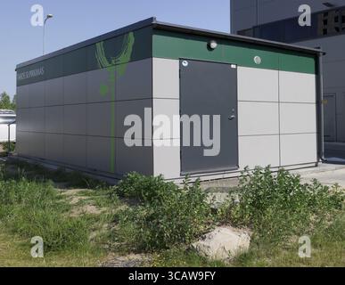 VILNIUS, LITUANIE - 26 JUIN 2016 : point vert moderne d'acceptation automatique et d'achat des bouteilles en plastique usagées de l'eau et des canettes de bière Banque D'Images