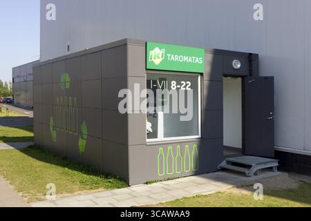VILNIUS, LITUANIE - 26 JUIN 2016 : point vert moderne d'acceptation automatique et d'achat des bouteilles en plastique usagées de l'eau et des canettes de bière Banque D'Images