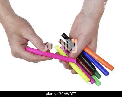 Choix difficile d'un stylo feutre coloré à partir d'un concept de tas. Isolé sur le plan blanc vue de dessus studio Banque D'Images