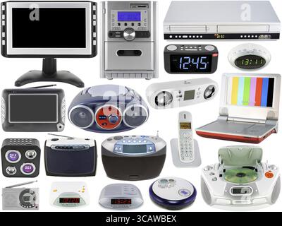 Ensemble d'horloges électroniques numériques modernes à la maison, tv, radio, lecteurs DVD et CD. Isolé sur le blanc. Production de masse Banque D'Images