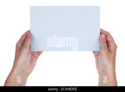 La femme âgée est titulaire d'une feuille de papier bleu dans la main. Vous pouvez écrire sur elle quoi que ce soit. Concept studio shot isolé Banque D'Images