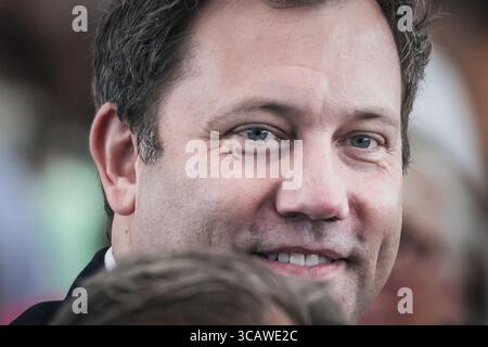Lars Klingbeil, vice-chancelier allemand et ministre fédéral des Finances du gouvernement SPD est assis avec des membres du public à l'ouverture de Cranger Kirmes Funfair, close up, souriant, Allemagne Banque D'Images