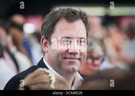 Lars Klingbeil, vice-chancelier allemand et ministre fédéral des Finances du gouvernement SPD est assis avec des membres du public à l'ouverture de Cranger Kirmes Funfair, close up, souriant, Allemagne Banque D'Images