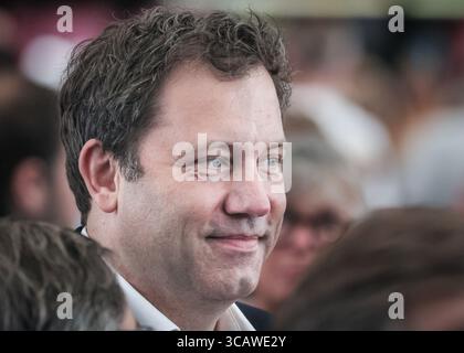 Lars Klingbeil, vice-chancelier allemand et ministre fédéral des Finances du gouvernement SPD est assis avec des membres du public à l'ouverture de Cranger Kirmes Funfair, close up, souriant, Allemagne Banque D'Images