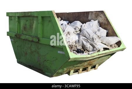 Conteneur à ordures vert rouillé écrasé rempli de débris de construction. Isolé sur blanc avec patch jour ensoleillé shot Banque D'Images