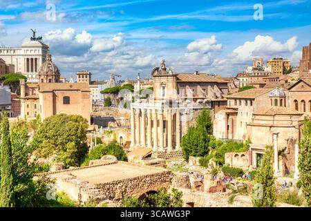 Vue panoramique sur le Forum romain et l'autel romain de la Patrie à Rome, Italie. Monuments célèbres dans le monde entier en Italie pendant la journée ensoleillée d'été. Banque D'Images