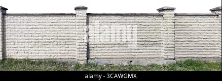 Dure longue clôture rurale solide faite de briques blanches vieillies. Isolé du collage panoramique supérieur Banque D'Images
