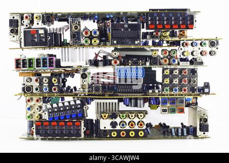 Cartes de circuits imprimés de divers systèmes électroniques avec des éléments électroniques varios préparés pour le traitement Banque D'Images