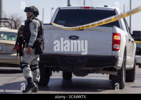 Un policier en équipement de protection sécurise une scène de crime à Ciudad Juarez. Banque D'Images
