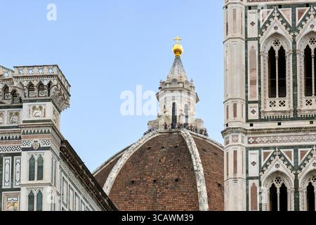Vue rapprochée du dôme de la cathédrale de Florence, conçu par Brunelleschi, avec le Campanile Giotto et une partie de la façade de la cathédrale à Florence, en Italie Banque D'Images