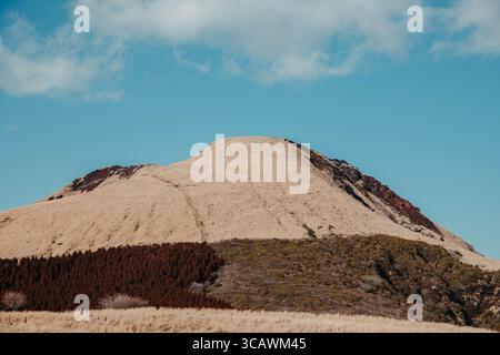 Le cratère volcanique du mont Aso et les prairies environnantes à Kyushu, au Japon, avec des panaches de vapeur spectaculaires, un terrain accidenté et des vues panoramiques sur les montagnes U. Banque D'Images