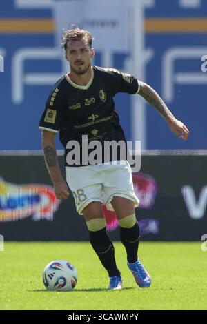 Linus Wahlqvist de Pogon Szczecin vu en action lors du match de football de la Ligue polonaise PKO BP Ekstraklasa 2025/2026 entre Termalica Bruk-Bet Nieciecza et Legia Pogon Szczecin au stade Termalica Bruk-Bet Nieciecza (Nieciecza). Score final : Termalica Bruk-Bet Nieciecza 1 :1 Pogon Szczecin. Banque D'Images