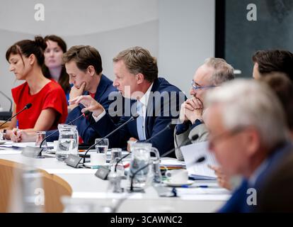 LA HAYE - Sarah Dobbe (SP), Laurens Dassen (Volt), Diederik van Dijk (SGP) et Henk Vermeer (BBB) lors d'un débat en Commission sur la situation humanitaire à Gaza. La Chambre des représentants interrompt ses vacances d'été. ANP SEM VAN DER WAL netherlands Out - belgium Out Credit : ANP/Alamy Live News Banque D'Images