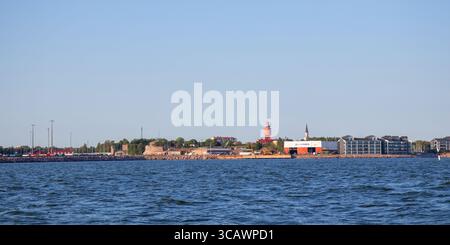 Vue panoramique sur la ville de Hanko depuis la mer, avec le château d'eau rouge historique, la cathédrale luthérienne, mettant en valeur la vie côtière et architecturale lan Banque D'Images