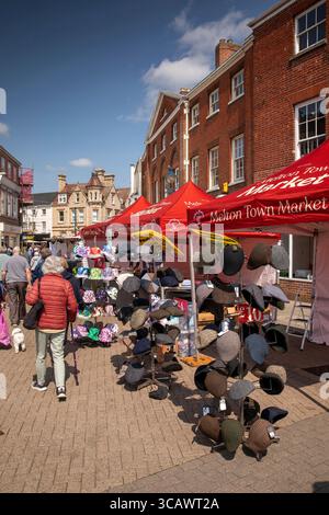 Leicestershire, Melton Mowbray, place du marché, marché extérieur en cours, étal de chapeau Banque D'Images