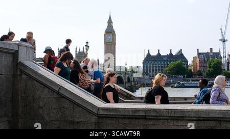 Une scène londonienne animée sur le Queen's Walk au bord de la Tamise au Westminster Bridge à Londres. Août 2025. Banque D'Images