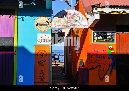 Café restaurant terrasse sur pilotis, village de Deshaies, basse-terre, Guadeloupe, région d'outre-mer de la France, îles sous le vent, petites Antilles, Caraïbes Banque D'Images