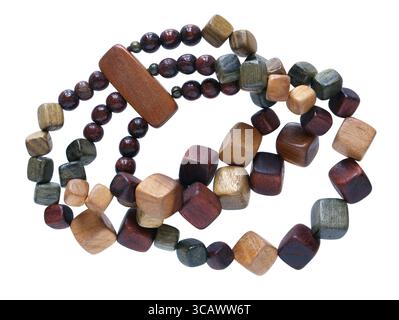 Perles femelles faites maison sont faites de cubes simples en bois de noix de chêne et de boules. Isolé sur plan macro blanc Banque D'Images