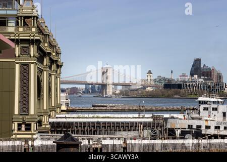 New York, vue depuis le terminal du ferry jusqu'au pont de Brooklyn Banque D'Images