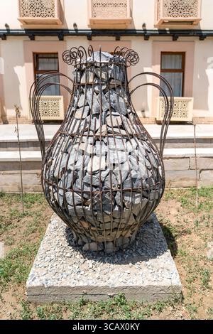 Pichet d'art gabion rempli de pierres, pichet de treillis métallique gabion rempli de pierres Banque D'Images