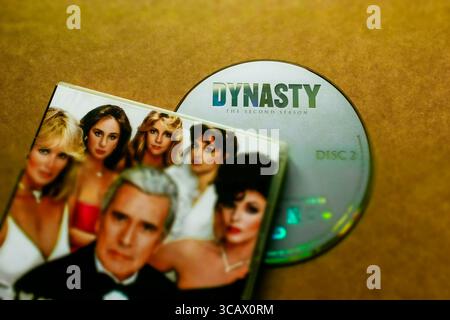 Disque DVD « Dynasty » avec couverture représentant Blake Carrington avec les actrices principales, isolé sur fond clair, plan en haut angle Banque D'Images