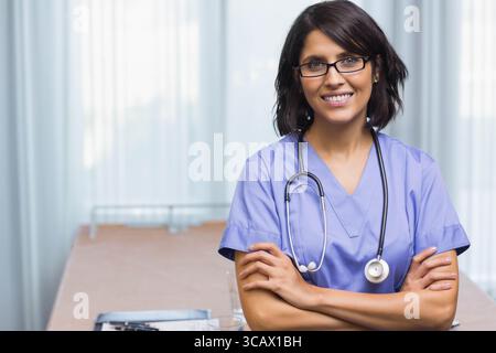 Femme portant des gommages et stéthoscope à côté des rails de lit d'hôpital avec presse-papiers et de l'eau, espace de copie Banque D'Images