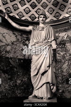 L'Athéna de Velletri Pallas portant un casque copie romaine 1 cent BC après 5 cent BC original par Phidias grec Grèce Musée Louvre Paris, France, français ( L'Athéna de Velletri est une copie en marbre romain d'une statue en bronze grecque perdue d'Athéna, probablement une réplique du Ier siècle après JC d'un original du Ve siècle av. J.-C. Il est connu pour sa grande taille (plus de 3 mètres de haut) et sa découverte près de Velletri, en Italie, en 1797. La statue est actuellement conservée au Musée du Louvre à Paris. ) Banque D'Images